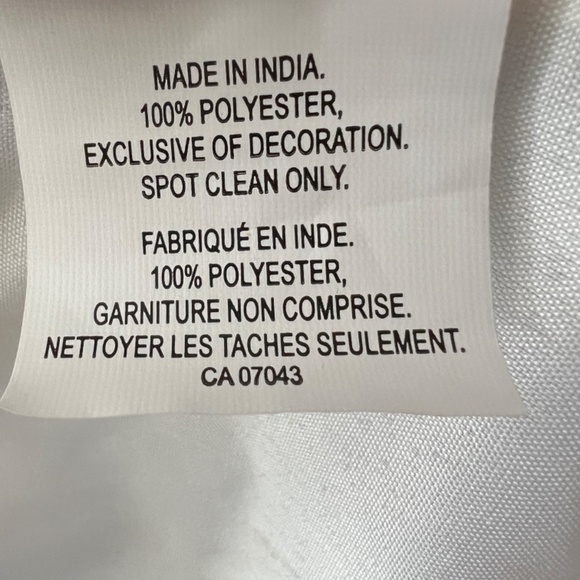 NWOT: Tahari Table Runner 16"x 90 - Picture 7 of 7